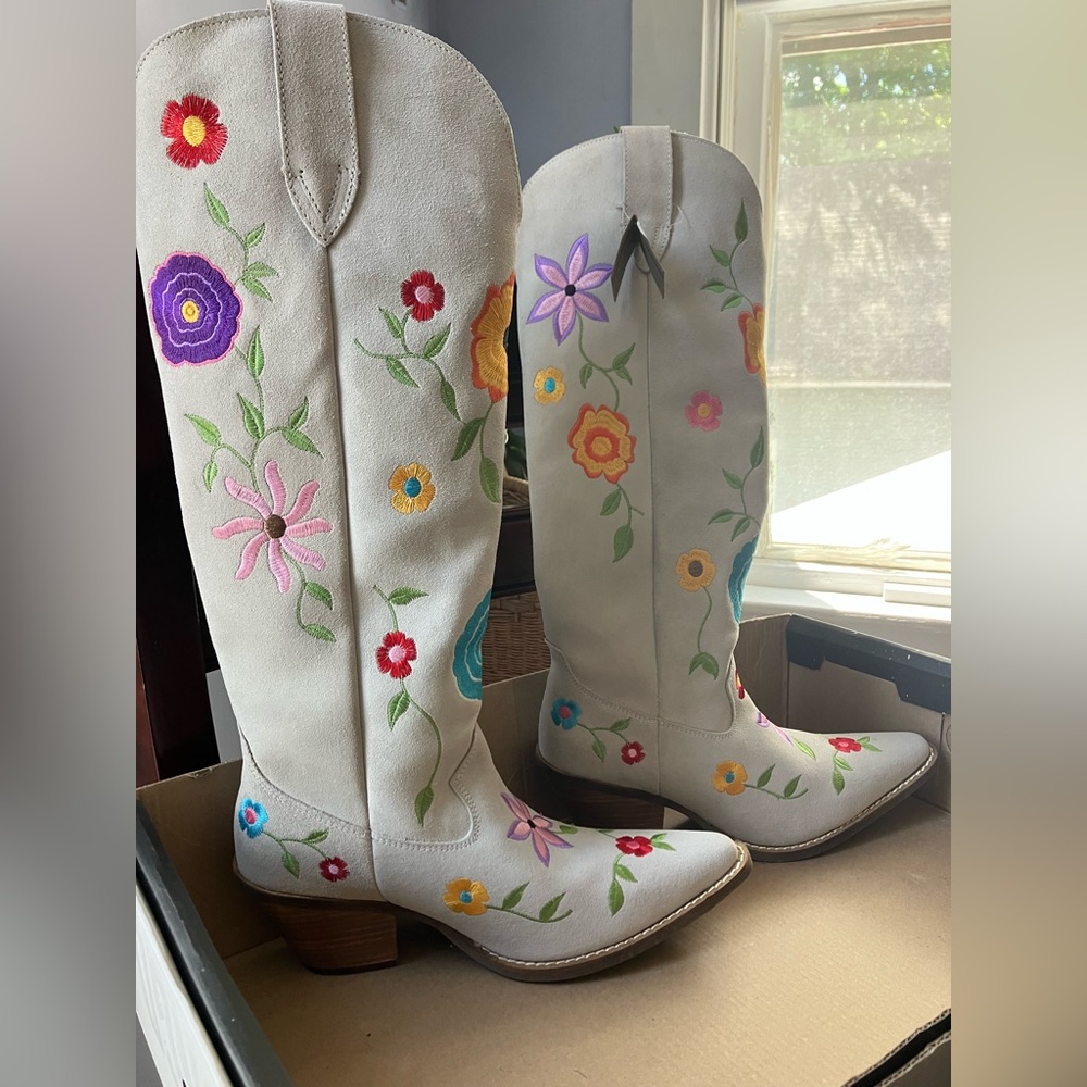 Dingo Floral Cowboy Boots - Picture 4 of 10